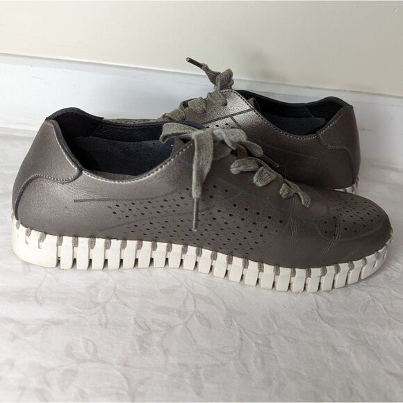 Caposhie Metallic Sneakers - Picture 3 of 10